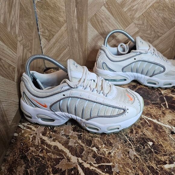 Nike women's Air Max Tail Wind white running training shoes size 7.5. - Picture 2 of 11